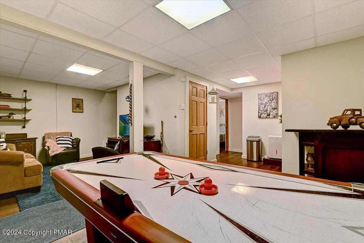 Poconos Getaway With Hot Tub-close To Attractions, Perfect For Family &friends! Holiday home