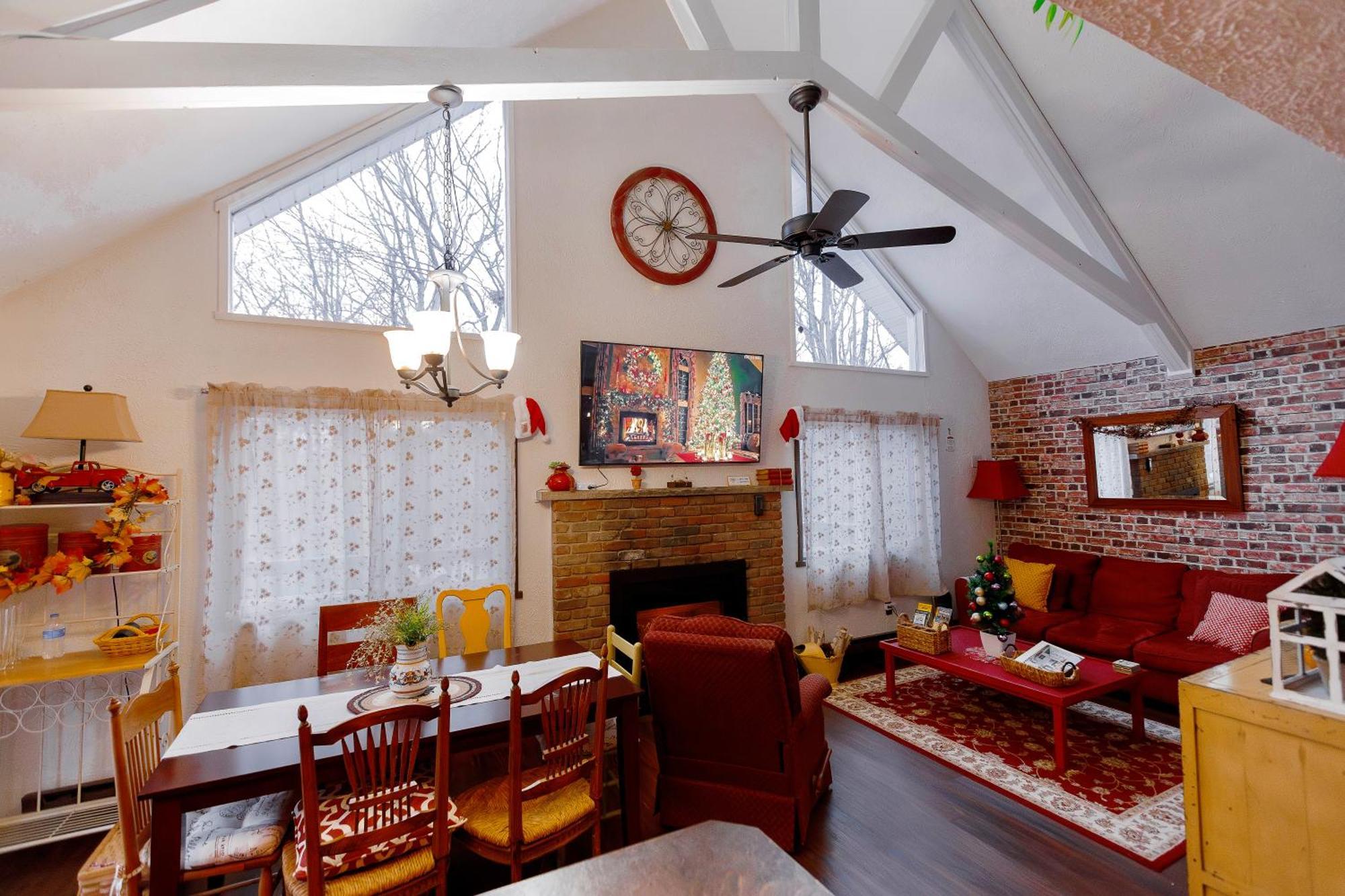 Poconos Getaway With Hot Tub-close To Attractions, Perfect For Family &friends! Holiday home