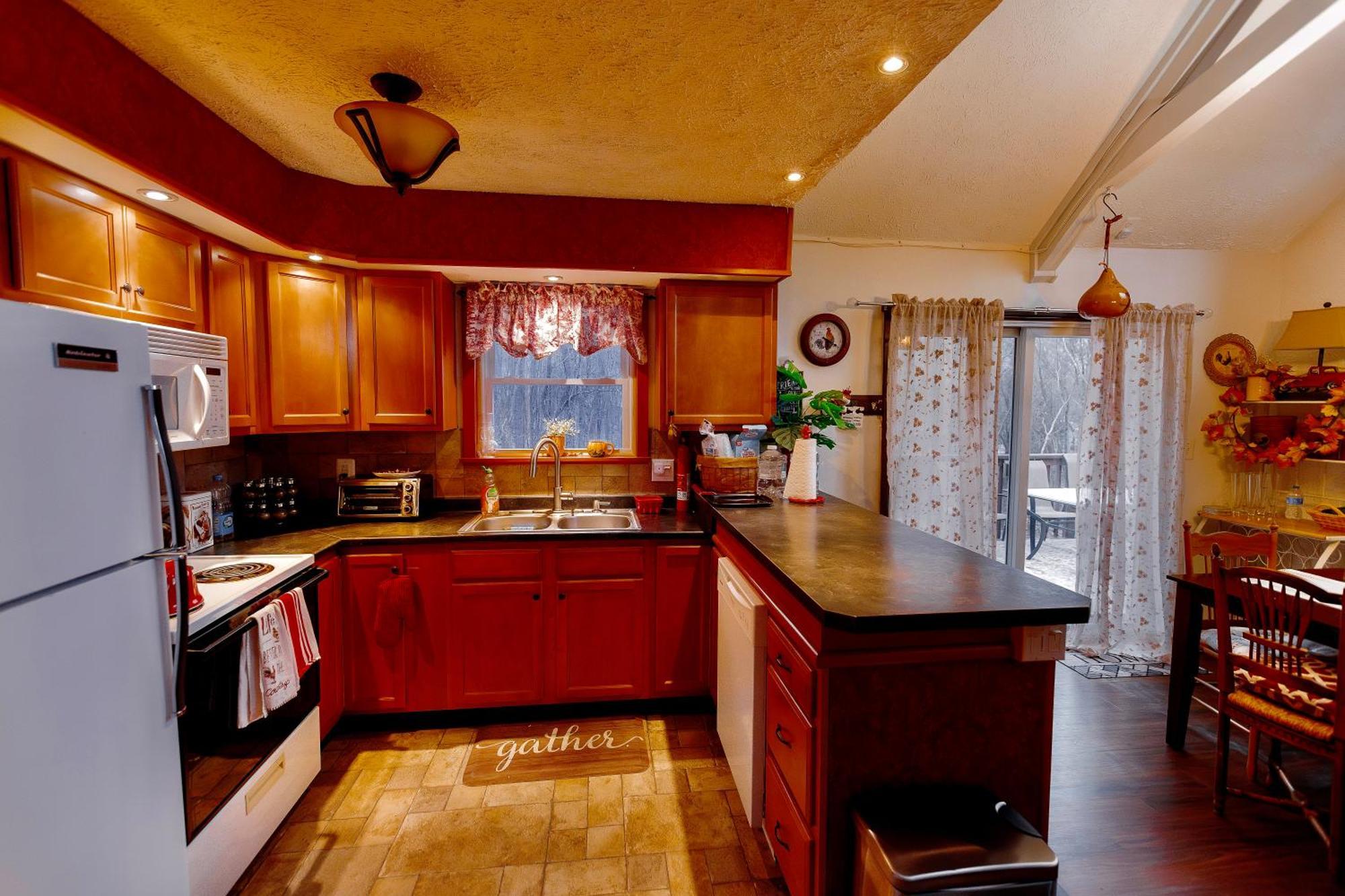 Poconos Getaway With Hot Tub-close To Attractions, Perfect For Family &friends! Holiday home *