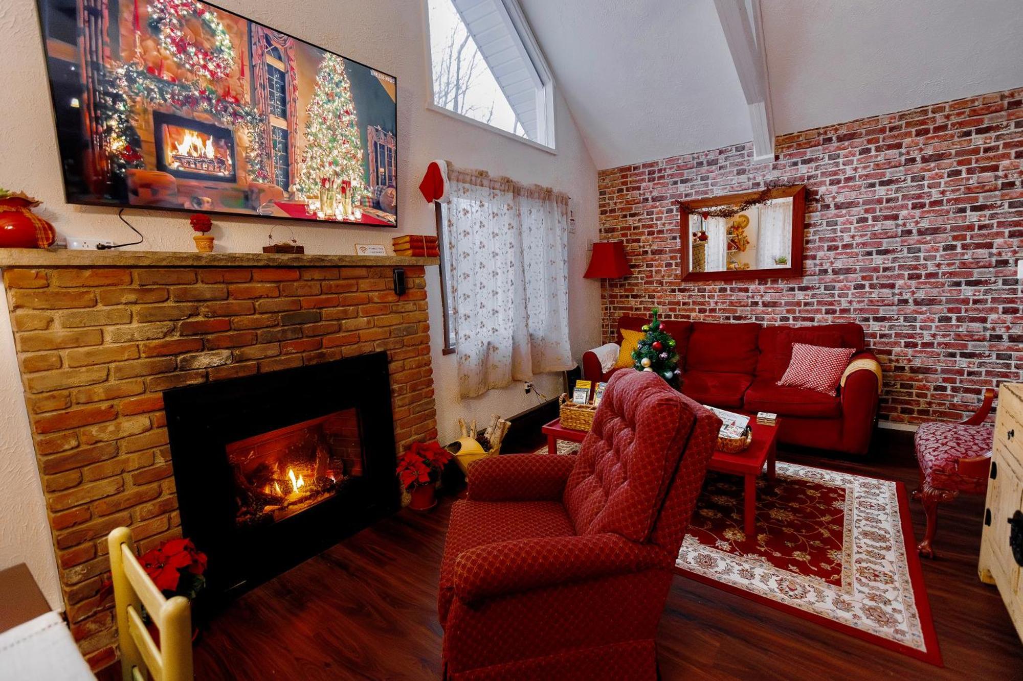 Poconos Getaway With Hot Tub-close To Attractions, Perfect For Family &friends! Holiday home
