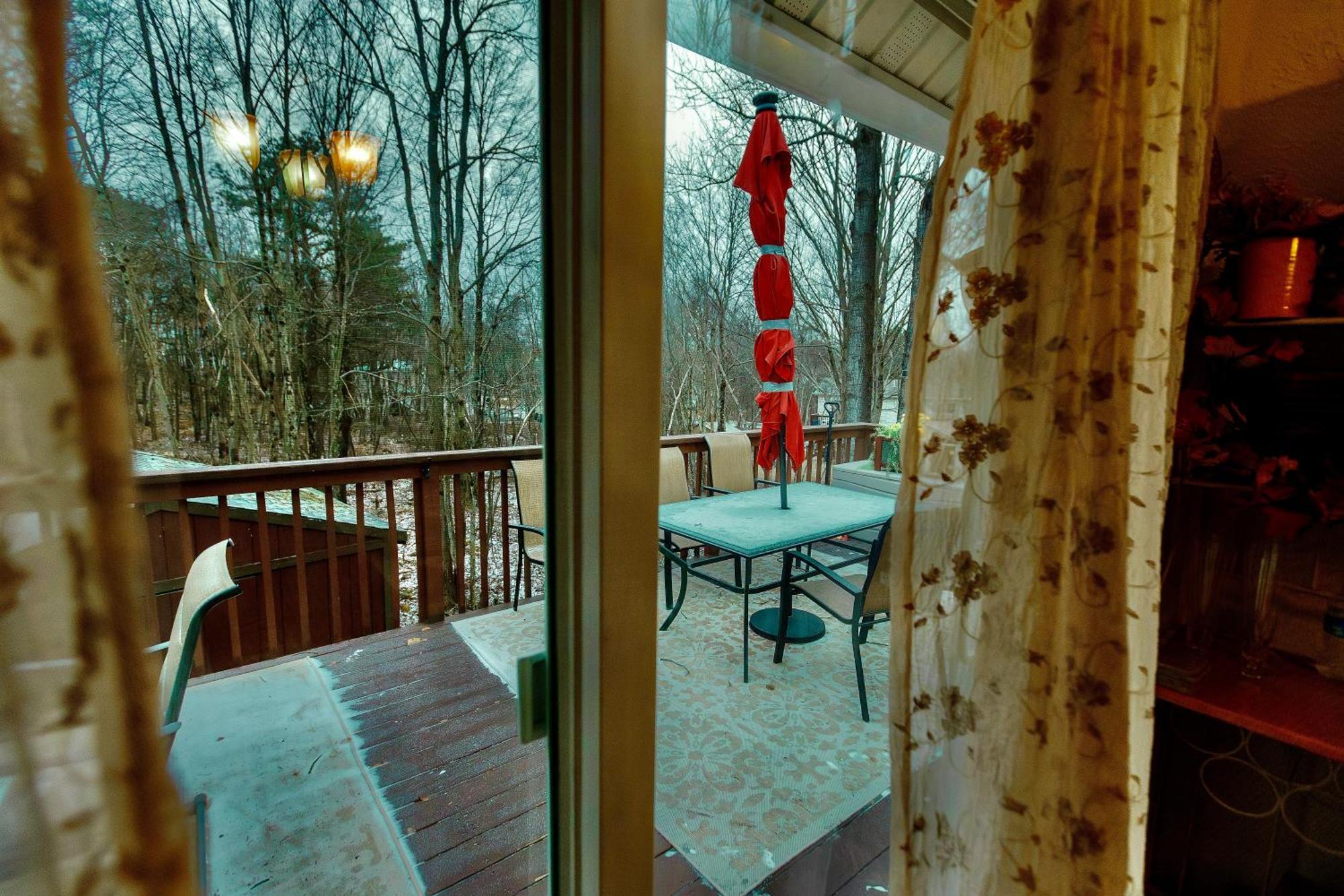 Holiday home Poconos Getaway With Hot Tub-close To Attractions, Perfect For Family &friends!