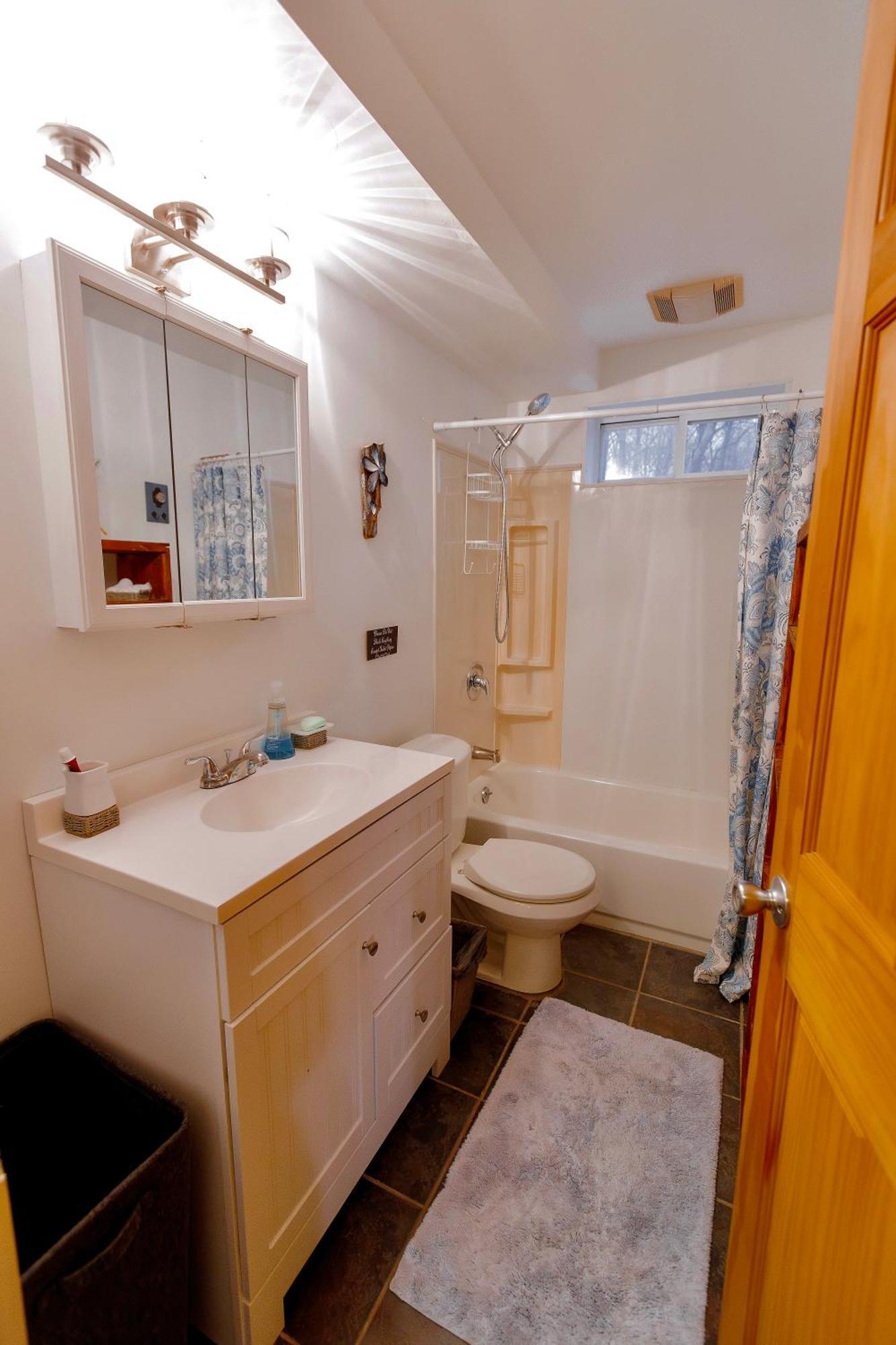 Poconos Getaway With Hot Tub-close To Attractions, Perfect For Family &friends! Holiday home *