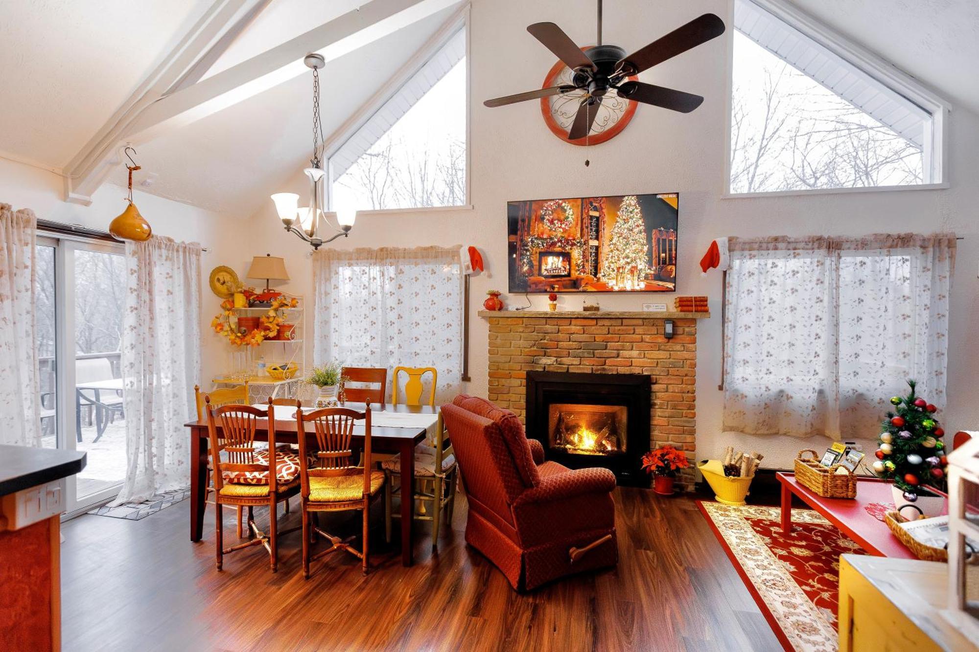 Poconos Getaway With Hot Tub-close To Attractions, Perfect For Family &friends! Holiday home Blakeslee
