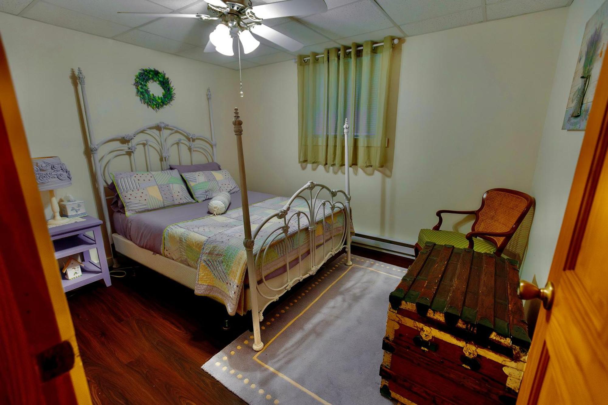 Poconos Getaway With Hot Tub-close To Attractions, Perfect For Family &friends! Holiday home