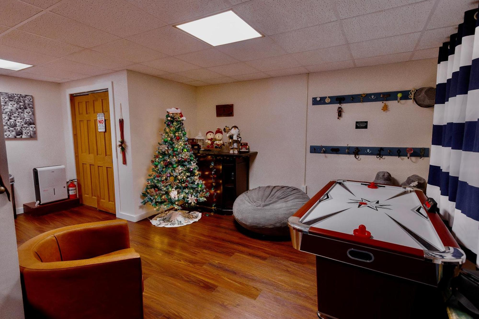 Poconos Getaway With Hot Tub-close To Attractions, Perfect For Family &friends! Holiday home *