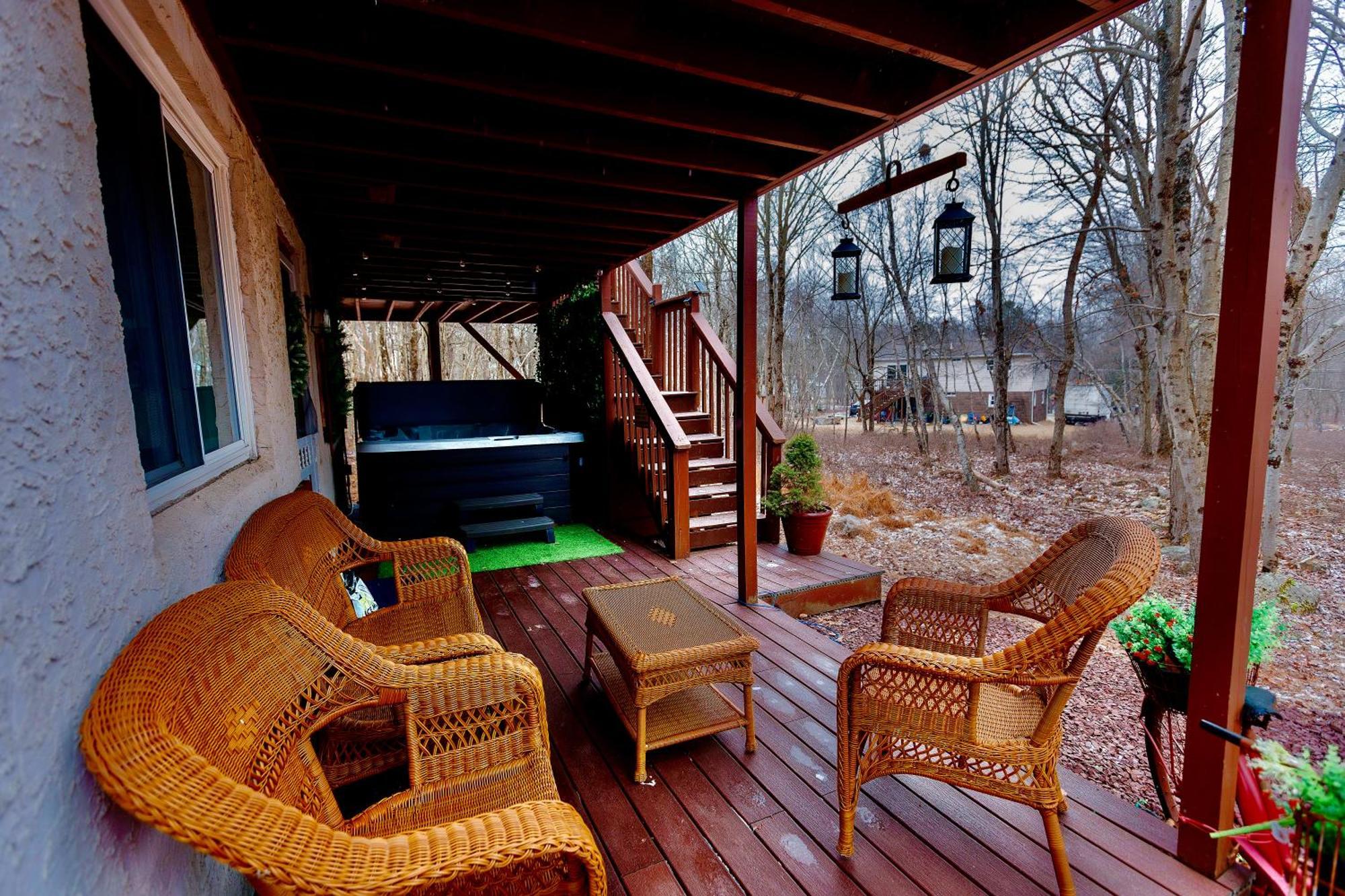 Poconos Getaway With Hot Tub-close To Attractions, Perfect For Family &friends! Holiday home