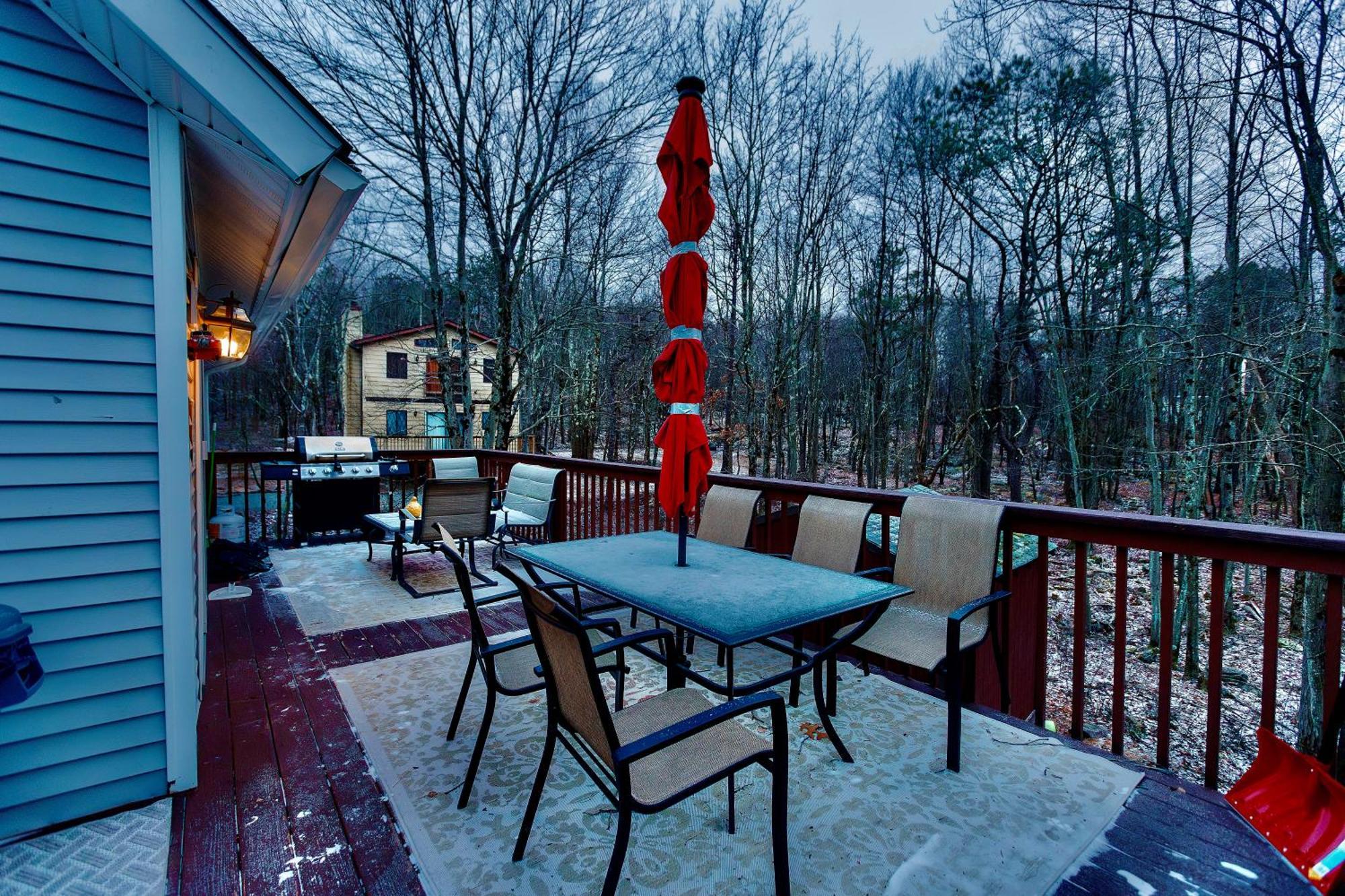 Poconos Getaway With Hot Tub-close To Attractions, Perfect For Family &friends! Holiday home