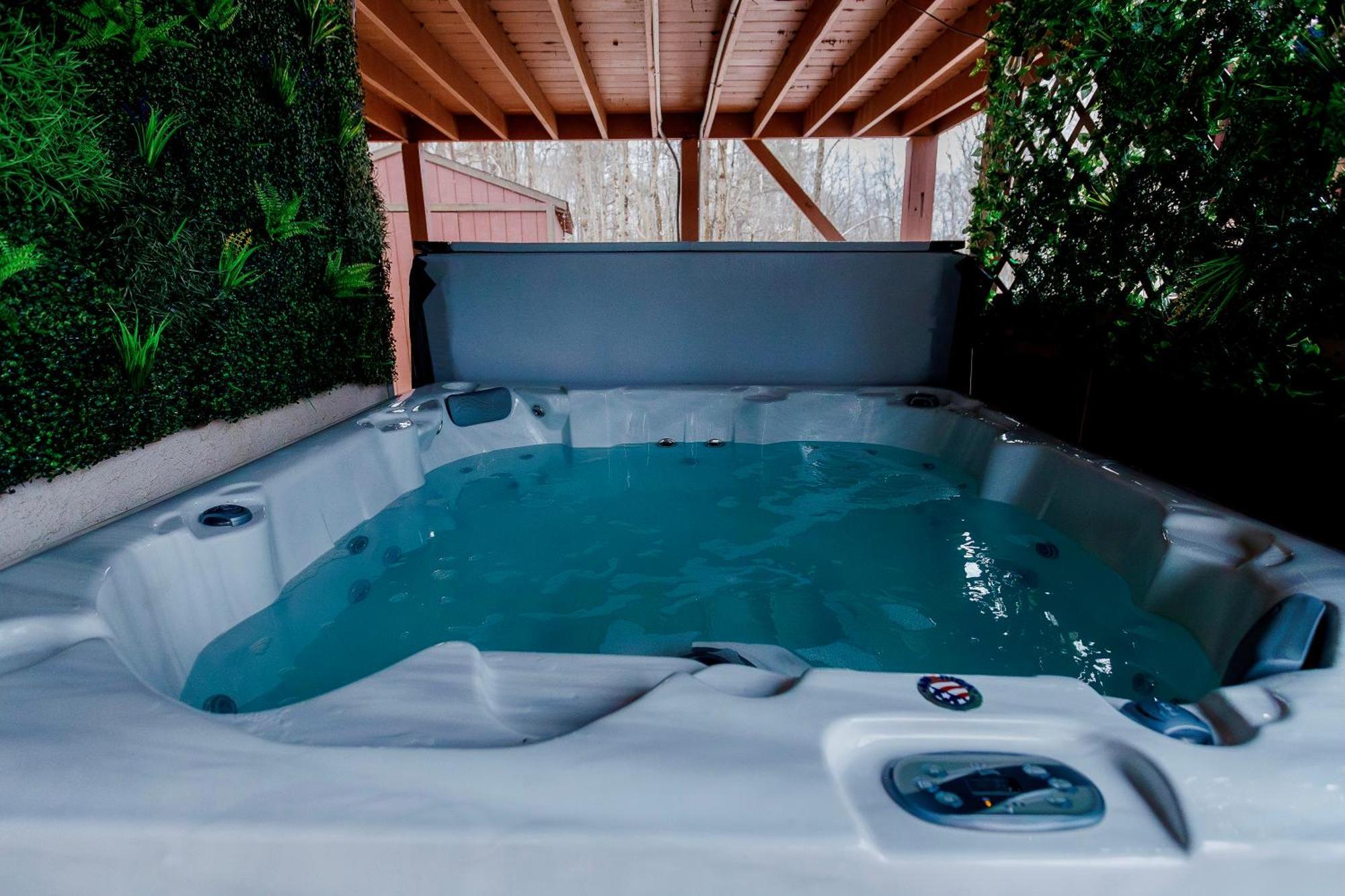 Holiday home Poconos Getaway With Hot Tub-close To Attractions, Perfect For Family &friends! *