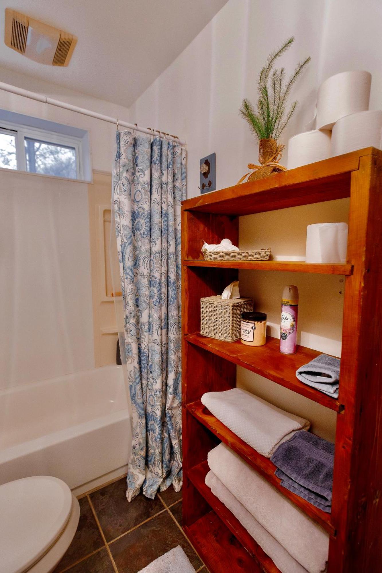 Poconos Getaway With Hot Tub-close To Attractions, Perfect For Family &friends!